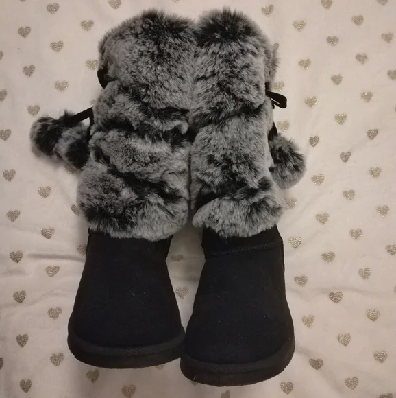 🔥3/$70 🎉S-HP🎉 *NWOT* FabKids Girl's Faux Fur Black and Gray Boots - Picture 2 of 8